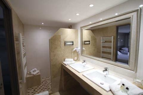 Classic Triple Room, Ensuite | Bathroom | Free toiletries, hair dryer