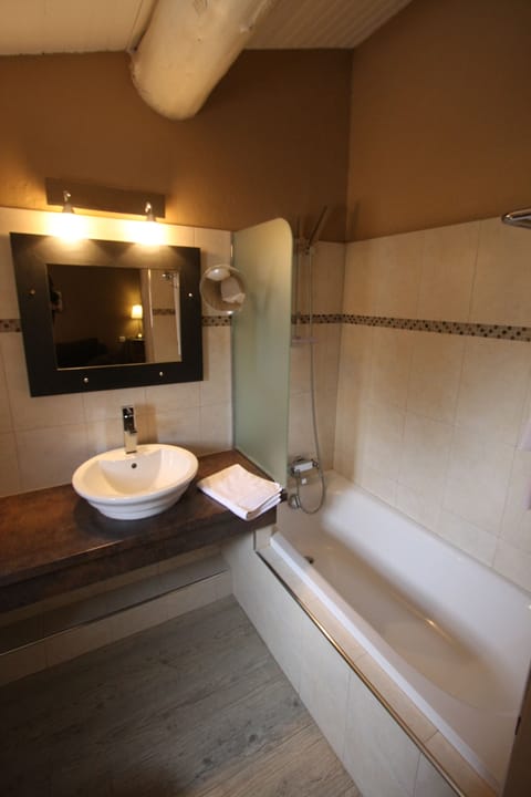 Superior Suite, Ensuite (Lit King) | Bathroom | Free toiletries, hair dryer