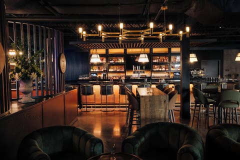 3 bars/lounges, lobby lounge, lobby lounge