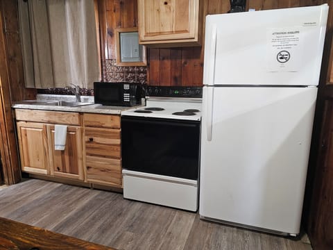 Kitchen-Full size stove & refrigerator