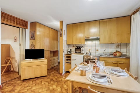 Family Apartment, 1 Bedroom (Appartamento Gran Roc few steps from) | Dining