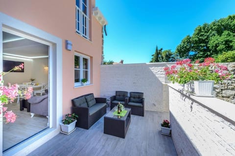 House | Terrace/patio