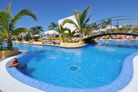 3 outdoor pools, open 9:00 AM to 7:00 PM, pool umbrellas, sun loungers