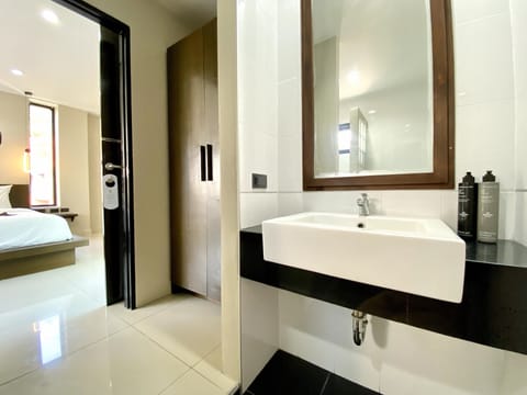 Premium Room | Bathroom | Shower, towels, soap, shampoo