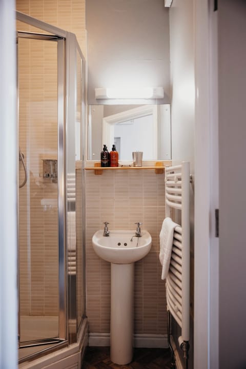 Comfort Twin Room, Non Smoking, Private Bathroom | Bathroom | Shower, hair dryer, towels, soap