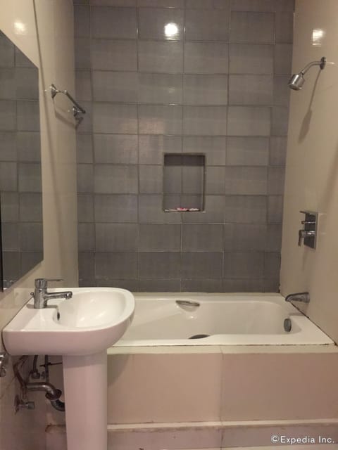 Executive Suite | Bathroom | Shower, free toiletries, hair dryer, towels