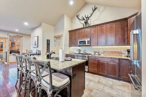 Kitchen: Well-equipped kitchen, Viking appliances, drip coffee maker and Keurig, pantry, kitchen island with 4 bar stools