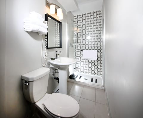 Room, 1 Queen Bed | Bathroom | Combined shower/tub, free toiletries, hair dryer, towels