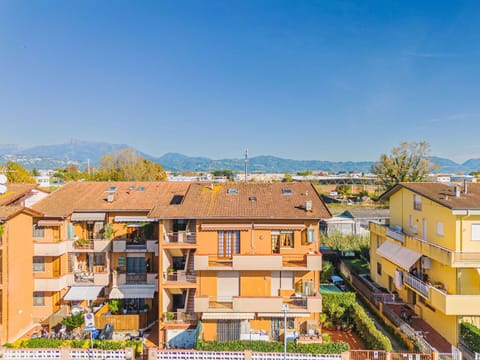 Sky, Daytime, Window, Building, Azure, Urban Design, Tree, Biome, Neighbourhood, Landscape