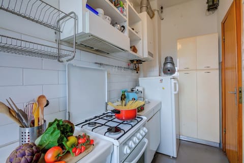 Fridge, oven, stovetop, coffee/tea maker