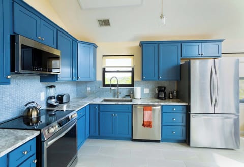 Prepare your favorite dishes in the fully equipped kitchen