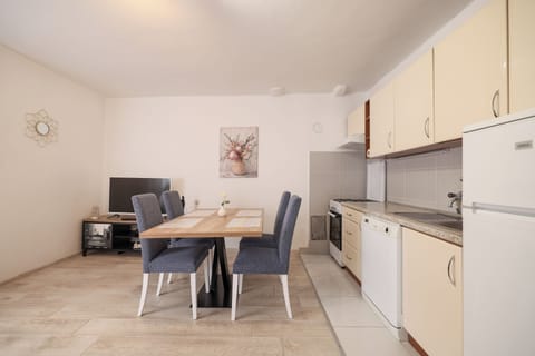 Comfort Apartment, 2 Bedrooms | Private kitchen