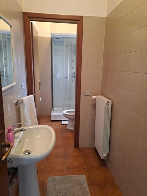 Deluxe Studio | Bathroom