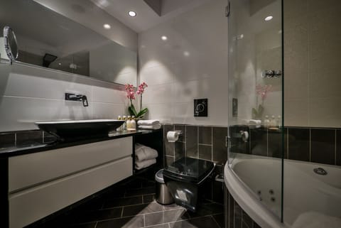Presidential Duplex, 2 Bedrooms (suite) | Bathroom | Combined shower/tub, jetted tub, designer toiletries, hair dryer