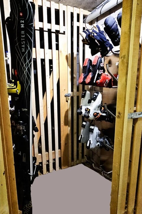 Textile, Wood, Fence, Building, Metal, Door, Handrail