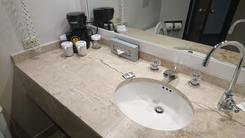 Combined shower/tub, free toiletries, hair dryer, towels