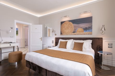 Design Double Room | Minibar, in-room safe, desk, blackout drapes