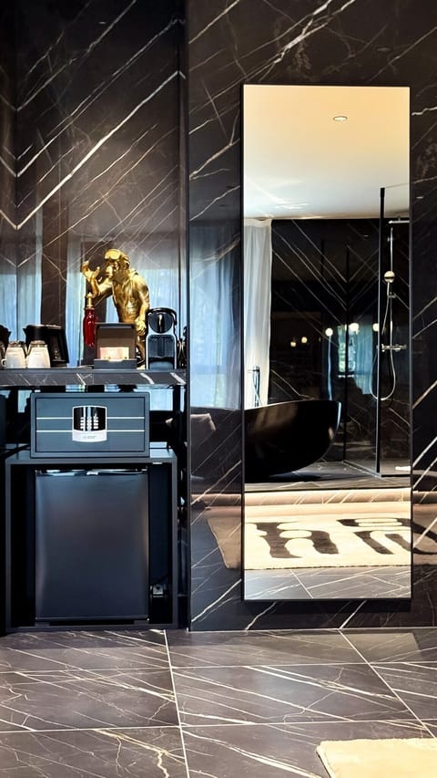 Suite | In-room safe, desk, blackout drapes, soundproofing