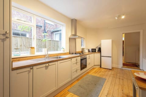 Eden House, Saltburn-by-the-Sea - Host & Stay