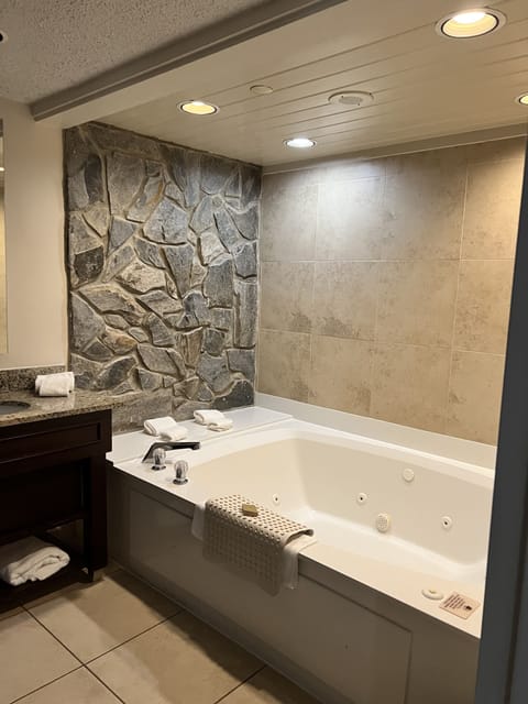 Suite, 1 King Bed, Non Smoking | Bathroom | Free toiletries, hair dryer, towels