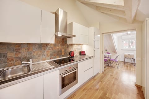 Studio Suite | Private kitchen | Coffee/tea maker, electric kettle