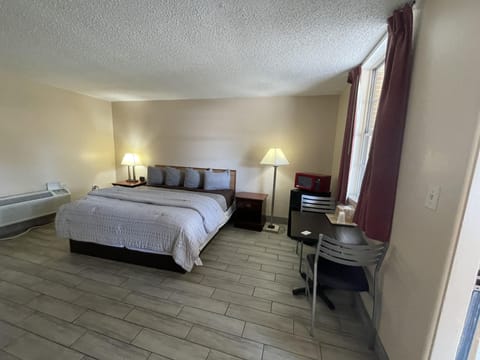 Standard Room, 1 King Bed, Accessible | Iron/ironing board, free WiFi, bed sheets