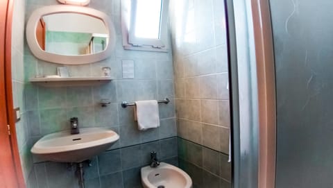 Single Room, 1 Twin Bed | Bathroom | Shower, rainfall showerhead, hair dryer, bidet