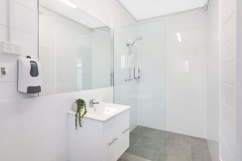 Deluxe ensuite room | Bathroom | Shower, towels, toilet paper