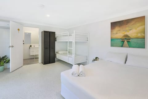 Deluxe ensuite room | Free WiFi, bed sheets