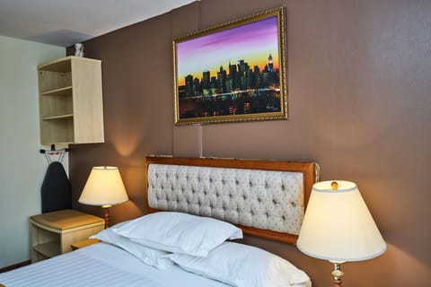 Queen Room | In-room safe, desk, iron/ironing board, free WiFi