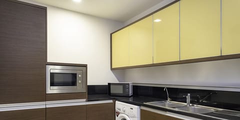 Apartment, Balcony, Courtyard View | Private kitchen | Electric kettle, toaster