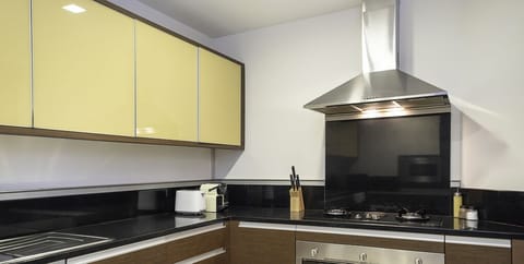 Apartment, Balcony, Courtyard View | Private kitchen | Electric kettle, toaster