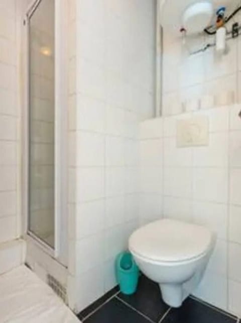 Apartment | Bathroom | Hair dryer, towels, shampoo