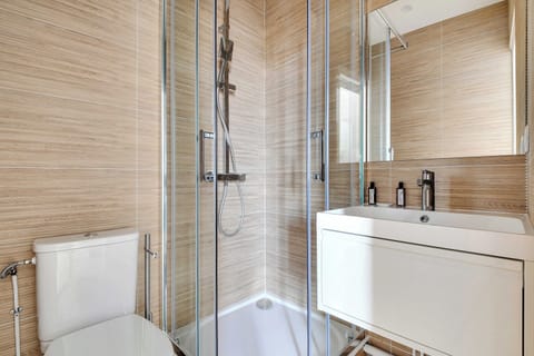 Apartment | Bathroom | Hair dryer, towels