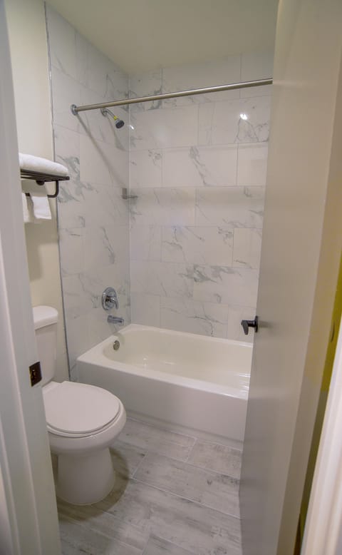 Deluxe Room, 2 Queen Beds, Non Smoking | Bathroom | Combined shower/tub