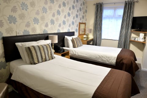 Standard Twin Room, Ensuite | Laptop workspace, blackout drapes, iron/ironing board, free WiFi