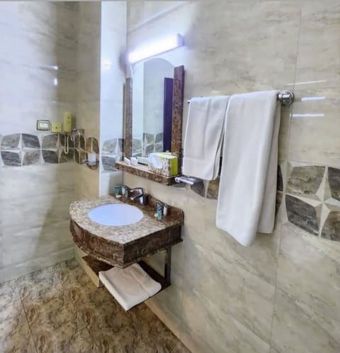 Suite | Bathroom | Soap, shampoo, toilet paper