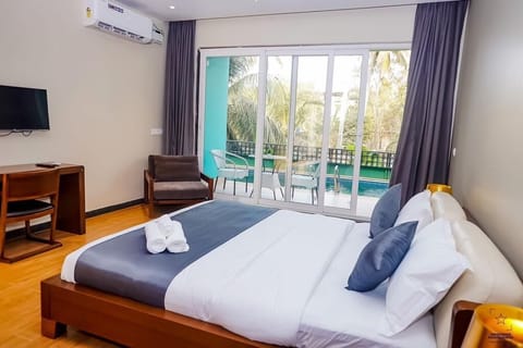 Deluxe Double Room, Balcony, Pool View | Minibar, in-room safe, individually decorated, individually furnished