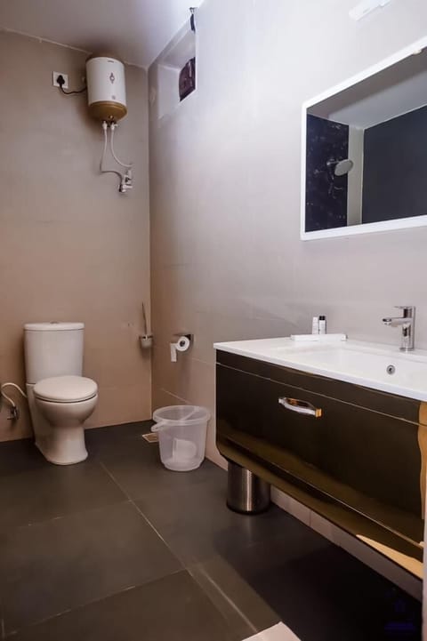 Deluxe Room Without Pool | Bathroom | Free toiletries, hair dryer, bidet, towels