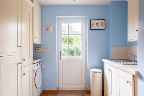 Kingsley House Kitchen - StayCotswold