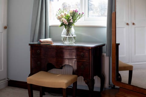 Kingsley House Master Bedroom - StayCotswold