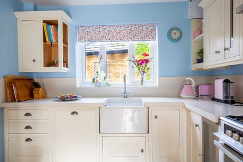 Kingsley House Kitchen - StayCotswold