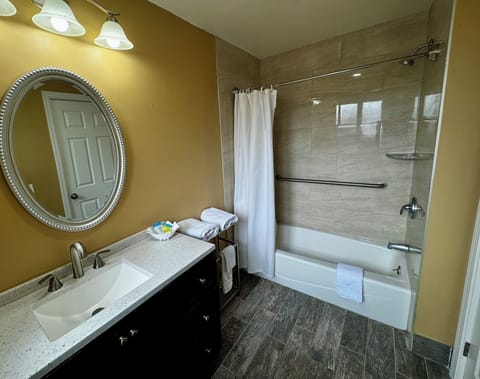 2 Bedroom Executive Suite: Double Queen | Bathroom | Combined shower/tub, hair dryer, towels, soap