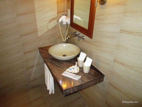Business Suite, 1 King Bed | Bathroom sink