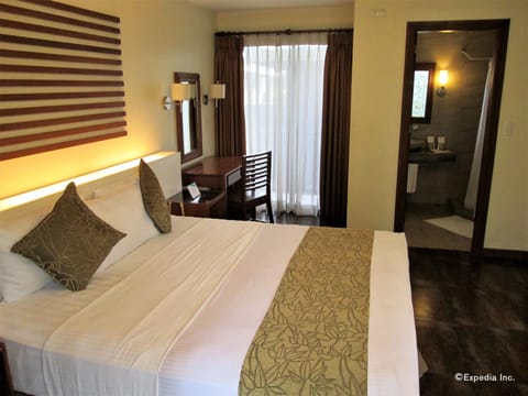 Business Suite, 1 King Bed | Premium bedding, desk, blackout drapes, bed sheets