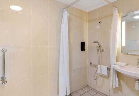Double Room, Accessible, Non Smoking | Bathroom | Shower, towels