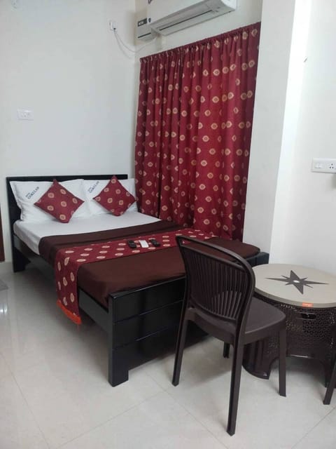 Double Room | Egyptian cotton sheets, premium bedding, desk, free WiFi