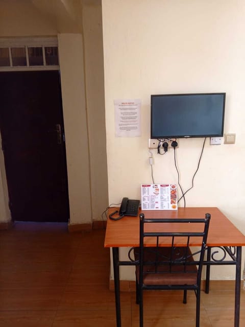 Basic Room | Desk, laptop workspace, free WiFi