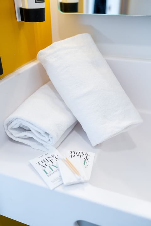 Superior Double Room | Bathroom amenities | Shower, towels, soap, shampoo