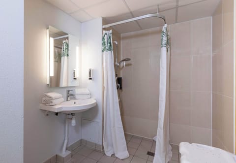 Triple Room, Accessible, Non Smoking | Bathroom | Shower, towels, soap, shampoo